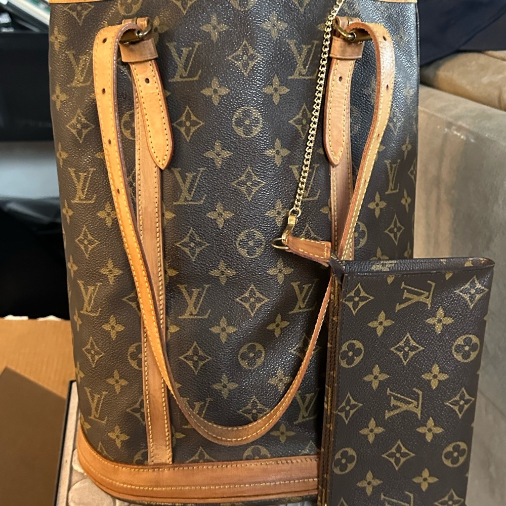 GM Louis Vuitton Monogram Canvas Bucket Shoulder Bag in Brown and Tan.